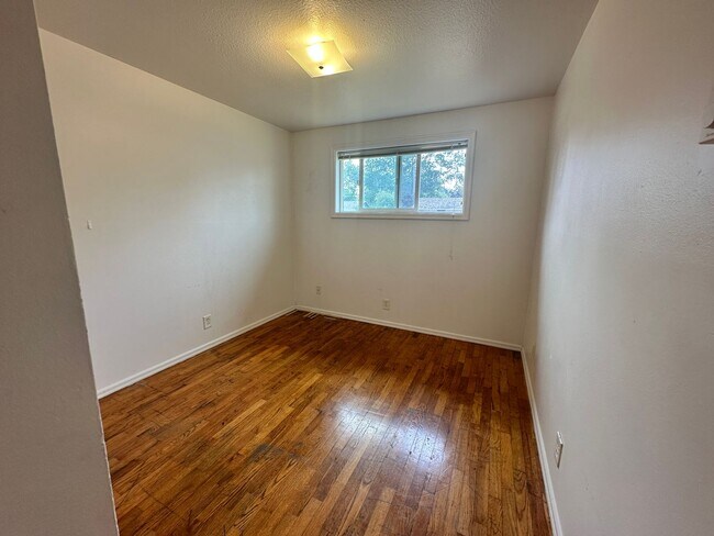 Building Photo - 1561 NW Highland Dr