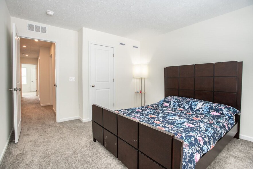 Building Photo - 27845 Birchwood Ct