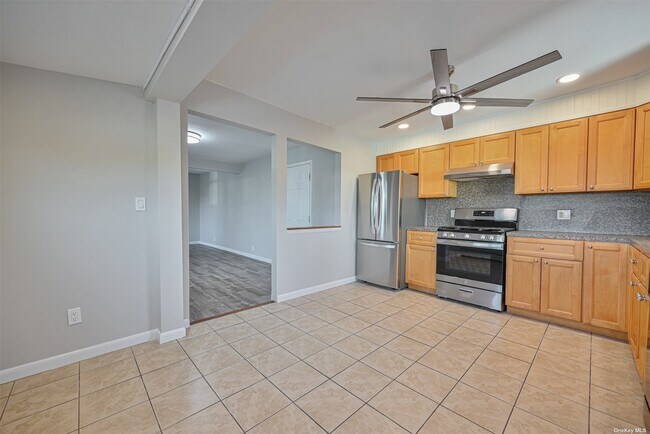 Building Photo - 72 5th Ave