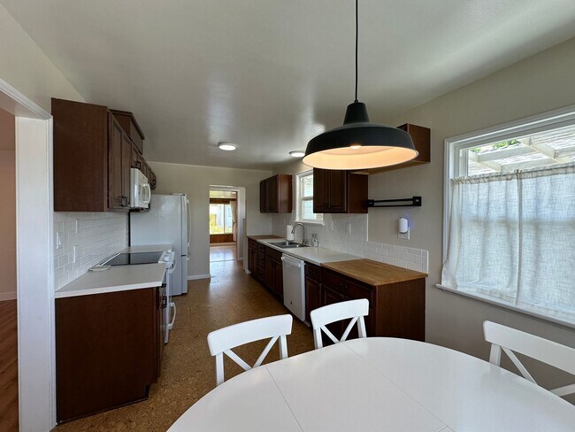 Building Photo - Beautifully landscaped home with modern up...