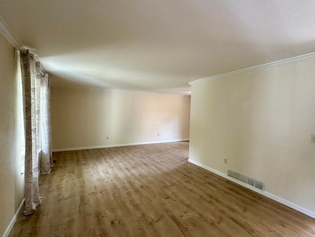 Building Photo - 4902 E Davies Dr
