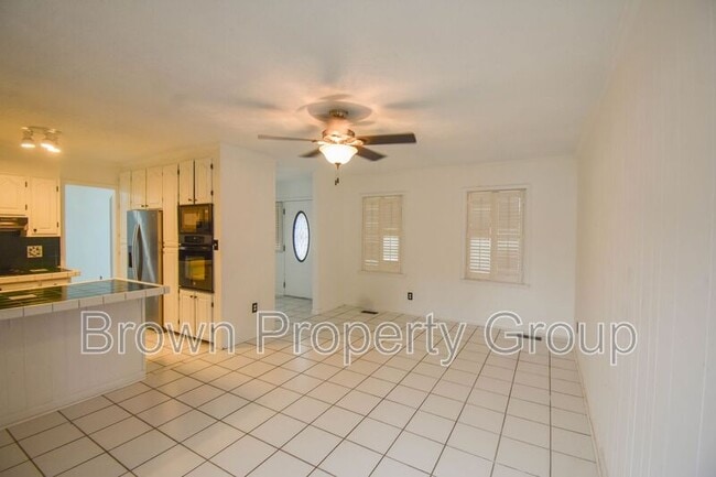 Building Photo - 805 Southview Cir