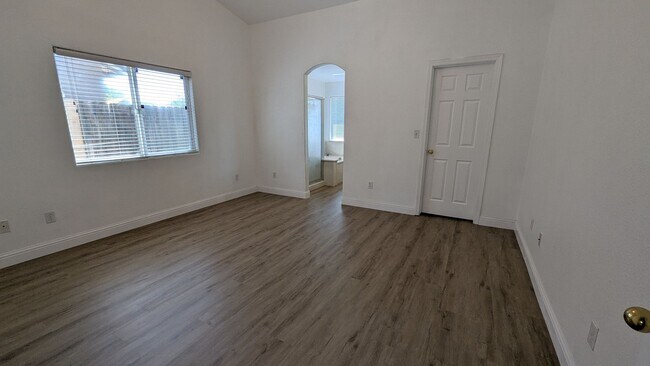 Building Photo - Large & Beautiful 4 Bedroom 2 Bath Custom ...