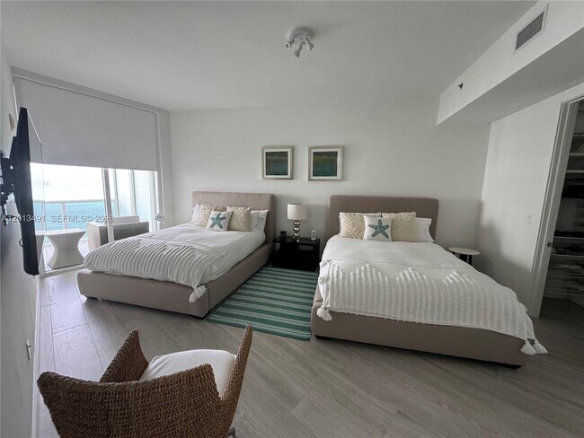 Building Photo - 15811 Collins Ave