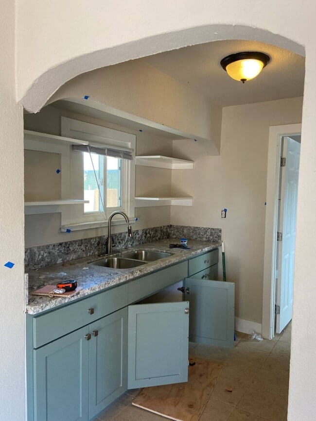 Building Photo - 319 E San Joaquin Ave