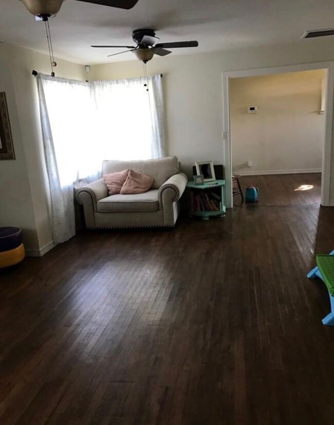 Building Photo - Full of warmth and character