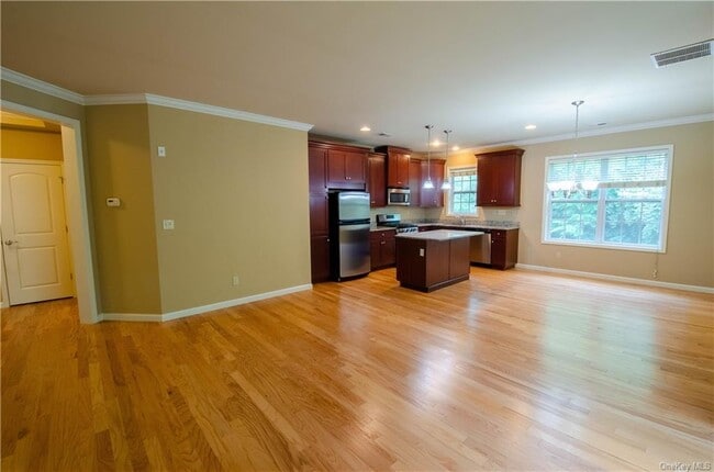 Building Photo - 204 Canter Ct