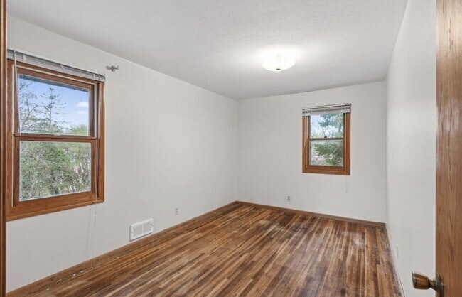 Building Photo - Charming 4-Bedroom Blaine Home with Hardwood Elegance & 2 Full Baths - 1,620 Sq Ft of Comfort!