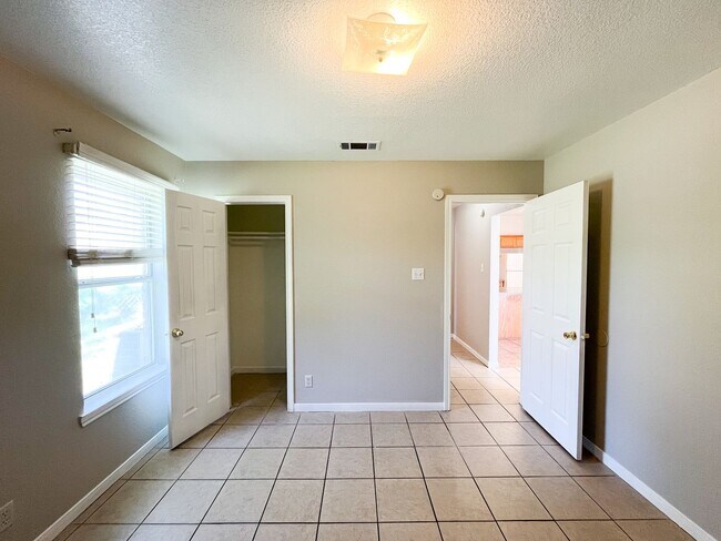 Building Photo - 3207 Raven Dr