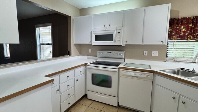 Building Photo - 2122 NE 39th Ave
