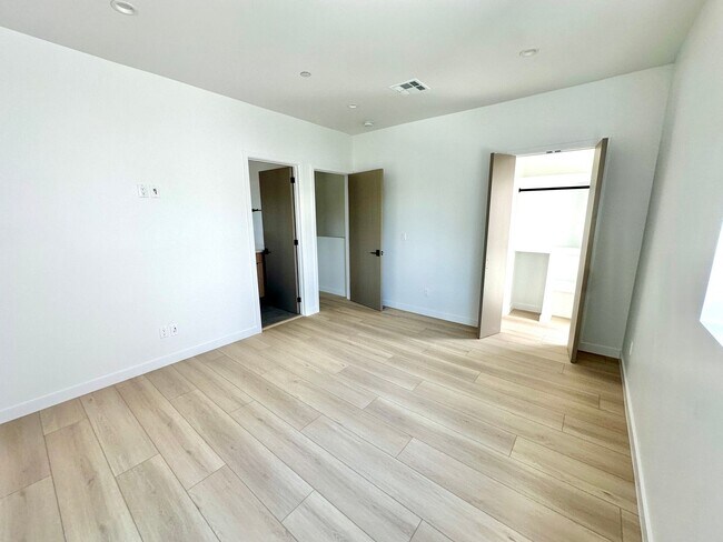 Building Photo - 6406 Riverton Ave