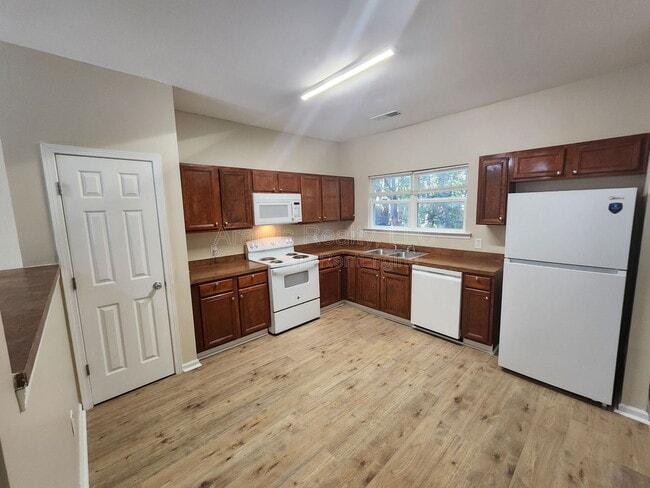 Building Photo - 2284 Coach Way