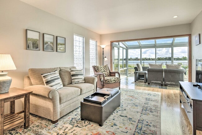 Primary Photo - 2606 Bayview Dr