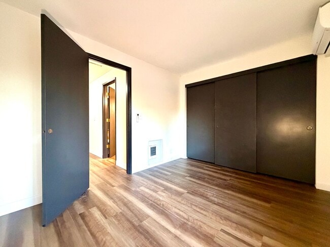 Building Photo - Spacious Townhouse in the Heart of Garden Home~ New LVP Flooring~ Washer/Dryer Hook-Ups~ A/C~ Lar...