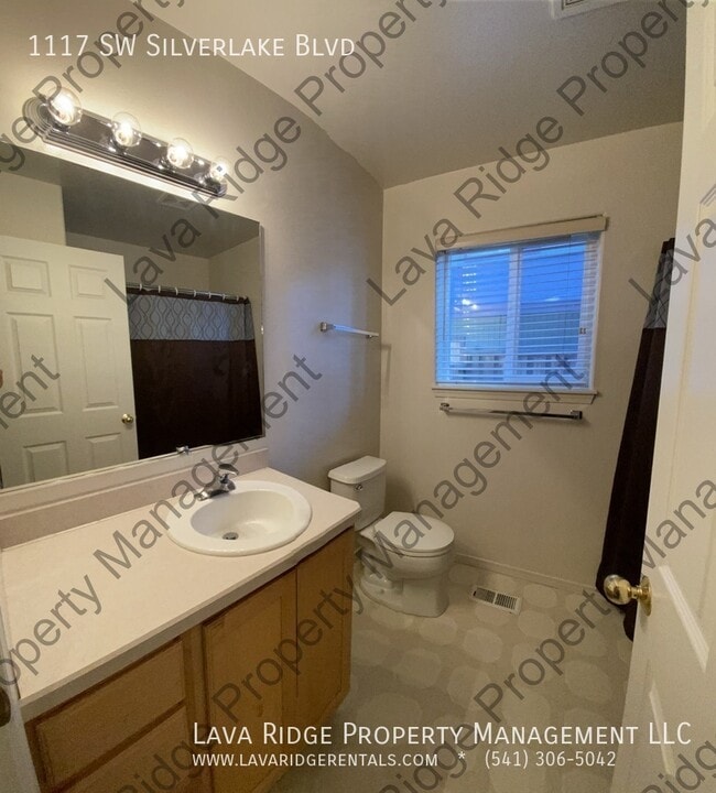 Building Photo - 1117 SW Silver Lake Blvd