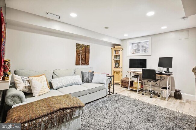 Building Photo - 821 Church St