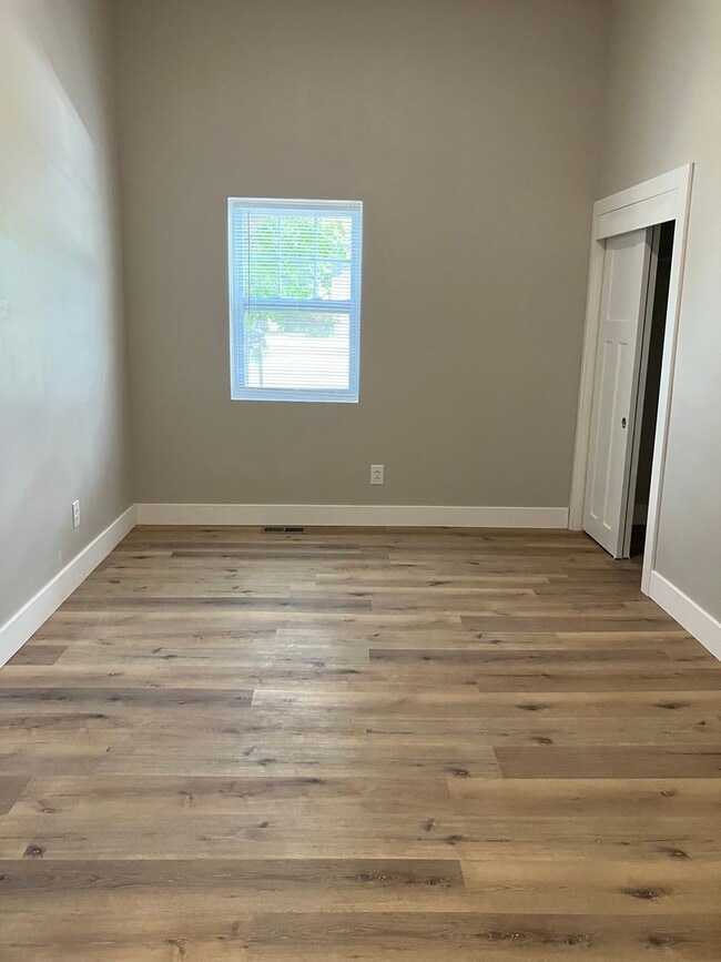 Building Photo - 1915 Poplar St