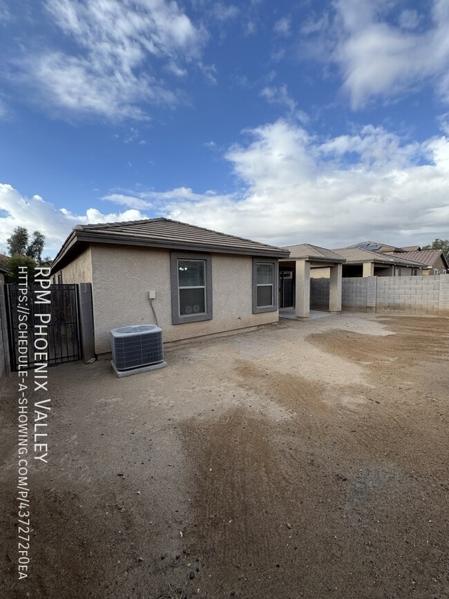 Building Photo - Move In Special - Spacious 3 bed / 2 bath ...