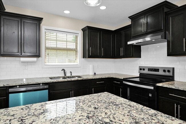 Building Photo - 3 Bedroom, 2 Bath home.