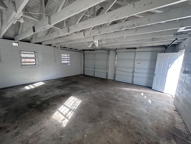 Building Photo - Great central Greensboro location with a detached 2 car garage space! Near UNCG
