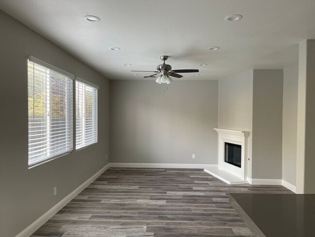 Building Photo - Beautiful 4 Bedroom 3 Bathroom with a pool