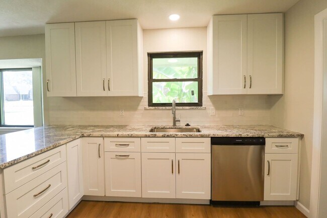 Building Photo - Beautifully Redone 3 Bedroom South Tulsa H...