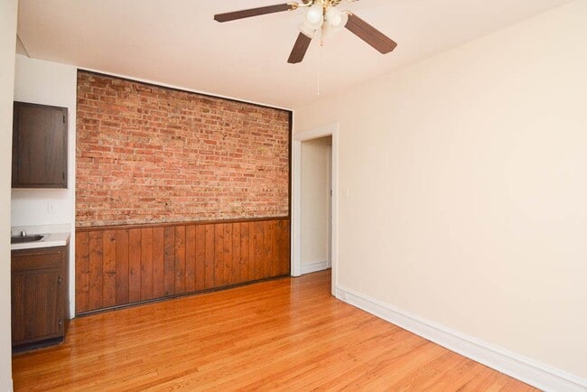 Building Photo - 958 W Cornelia Ave