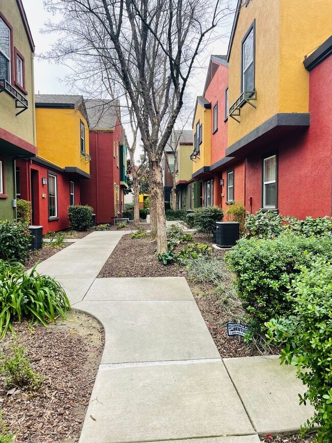 Building Photo - Modern 2 bed/2.5 bath with BONUS ROOM in West Sac