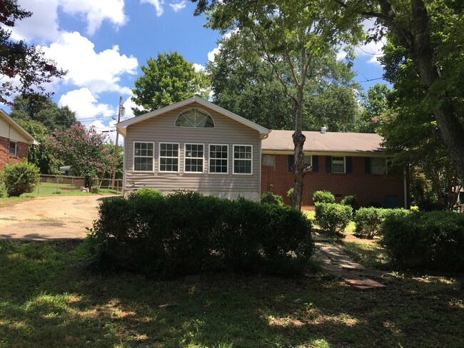 Building Photo - 4 Bedroom 2.5 Bath home with Large Sunroom...