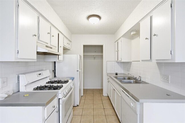 Building Photo - 2412 Burleson Ct