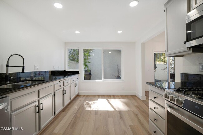 Building Photo - 974 Quarterhorse Ln