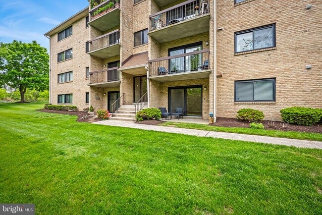 Building Photo - 1 Summit Hill Ct