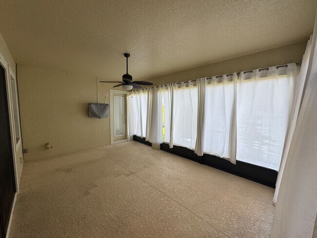 Building Photo - Two Story 5 bedroom, 4.5 bath