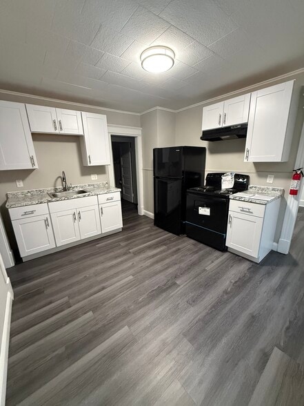 Large eat in kitchen with pantry - 46 Mooreland St