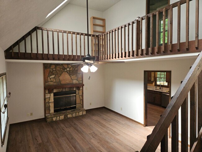 Building Photo - 520 Hardy Cir