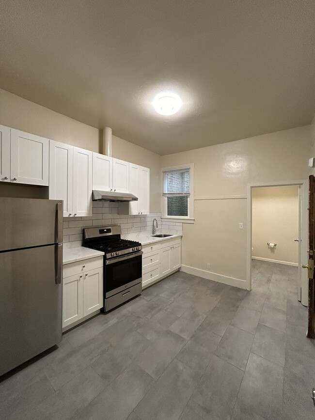 Building Photo - 1BD/1BA in Central Chinatown/FiDi Location