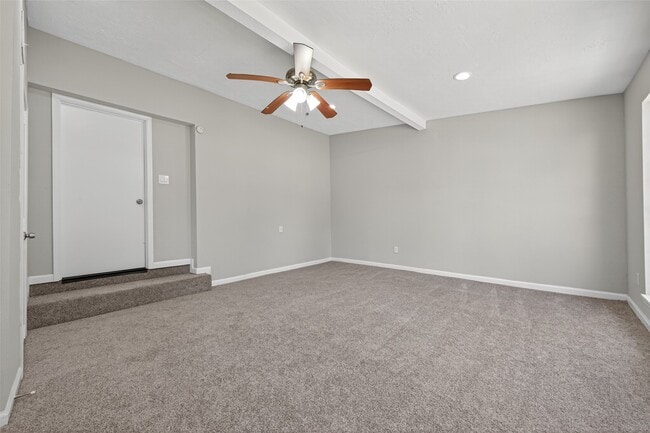 Building Photo - 1305 St Lawrence River Rd