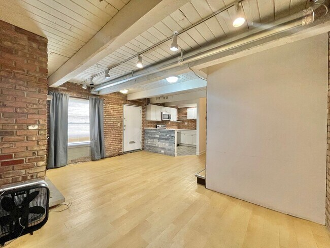 Building Photo - 806 S Loomis St
