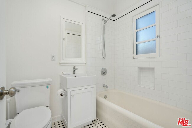 Building Photo - 135 N Orange Dr