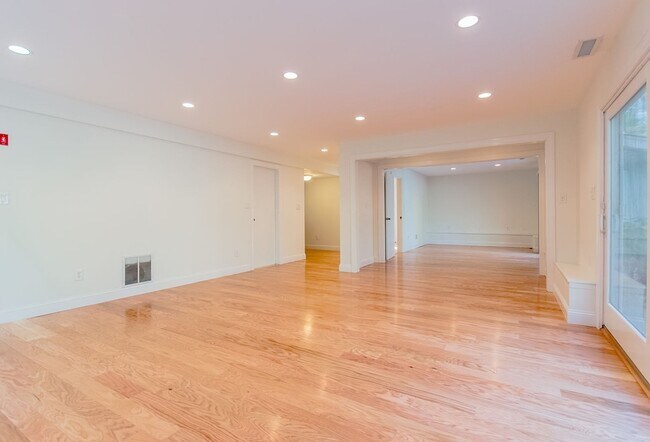 Building Photo - 264 Country Way