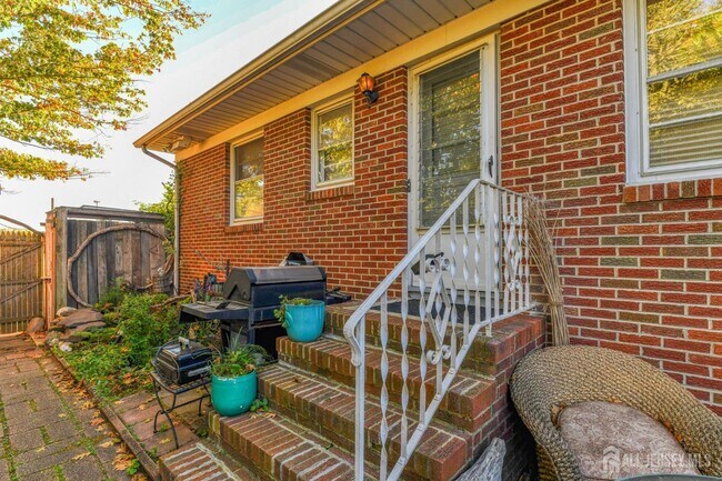 Building Photo - 737 Roseland Pl
