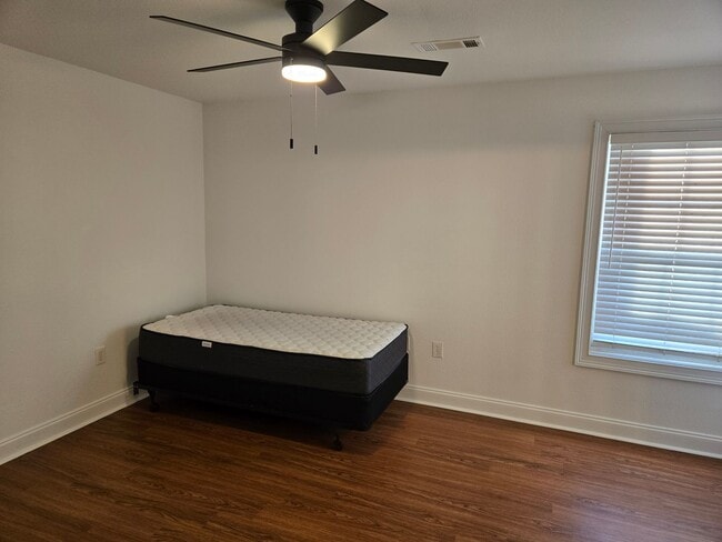 Building Photo - 802 W Longleaf Dr