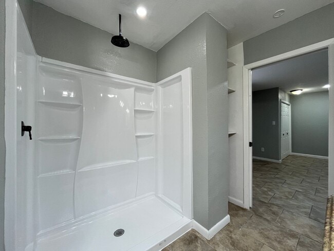 Building Photo - UPDATED HOME WITH BONUS ROOM