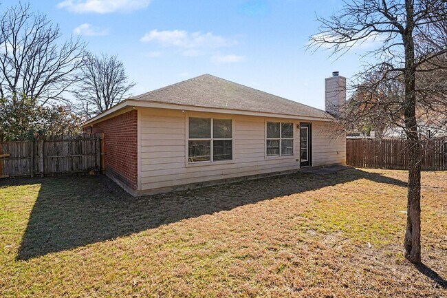 Building Photo - Updated 3-2-2 in Dallas! New Carpet and Paint! Big Yard!