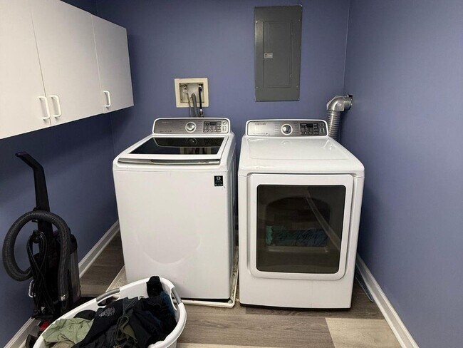 Building Photo - 1733 Ellenwood Dr NE