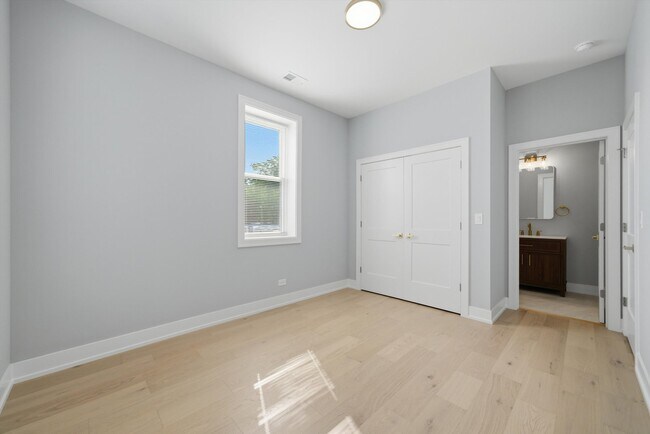 Building Photo - 2442 W Wilson Ave