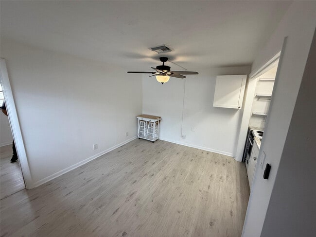 Building Photo - 347 Elm St