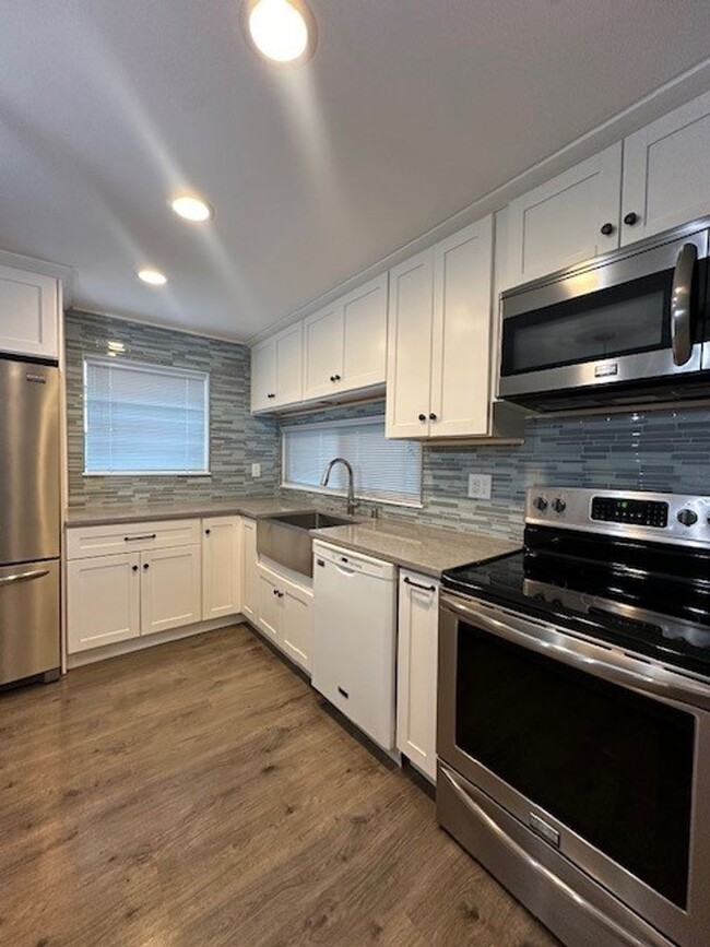 Building Photo - BEAUTIFULLY RENOVATED TOP FLOOR TOWNHOME C...