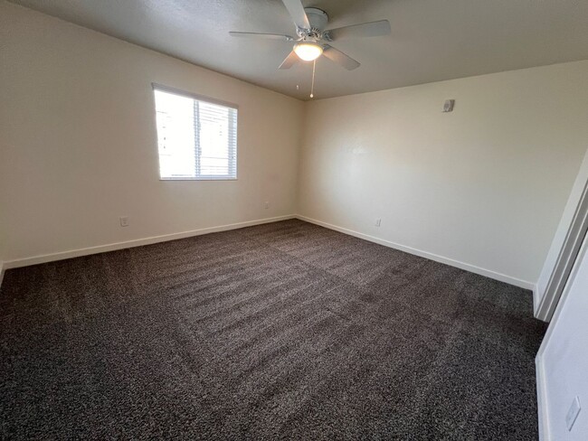 Building Photo - 3 Bedroom 2.5 Bathroom now available in Sp...