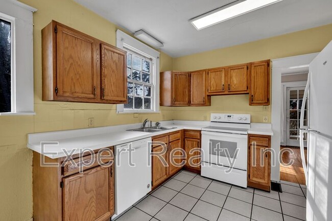 Building Photo - 1542 Somerset Dr